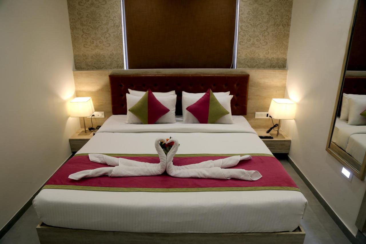 Hotel Nova Pride Rajkot Eksteriør bilde