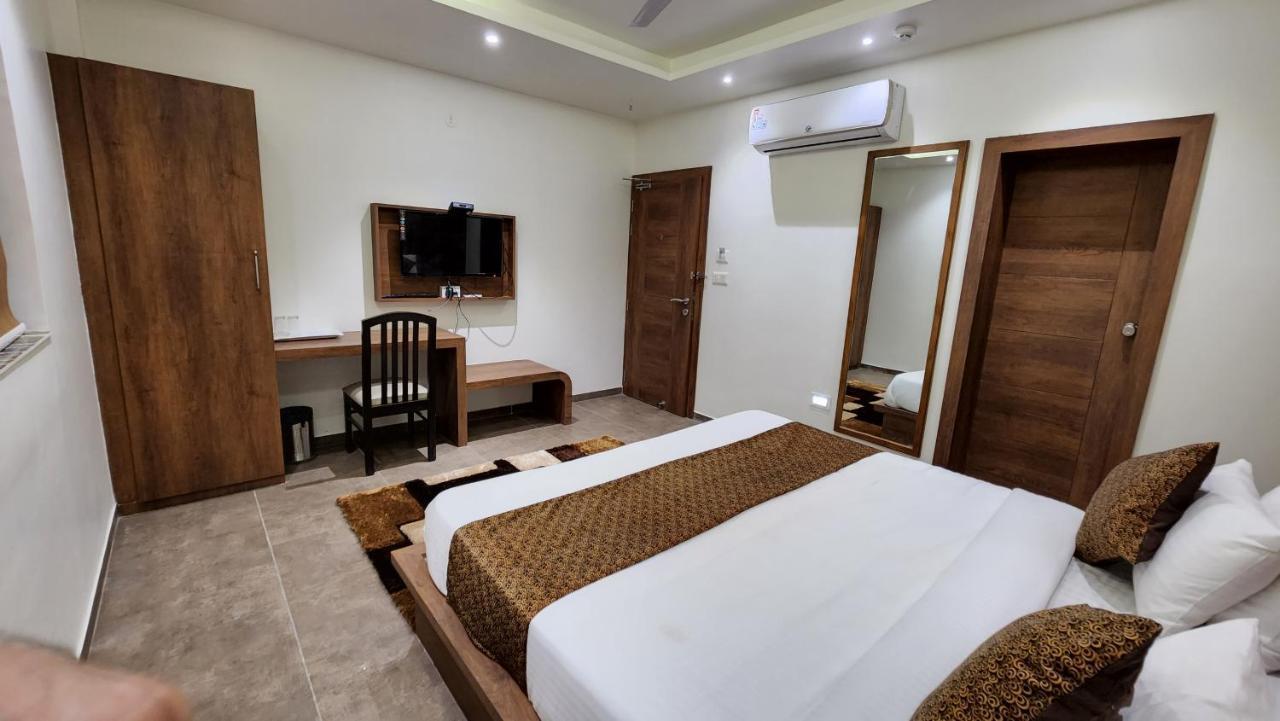 Hotel Nova Pride Rajkot Eksteriør bilde