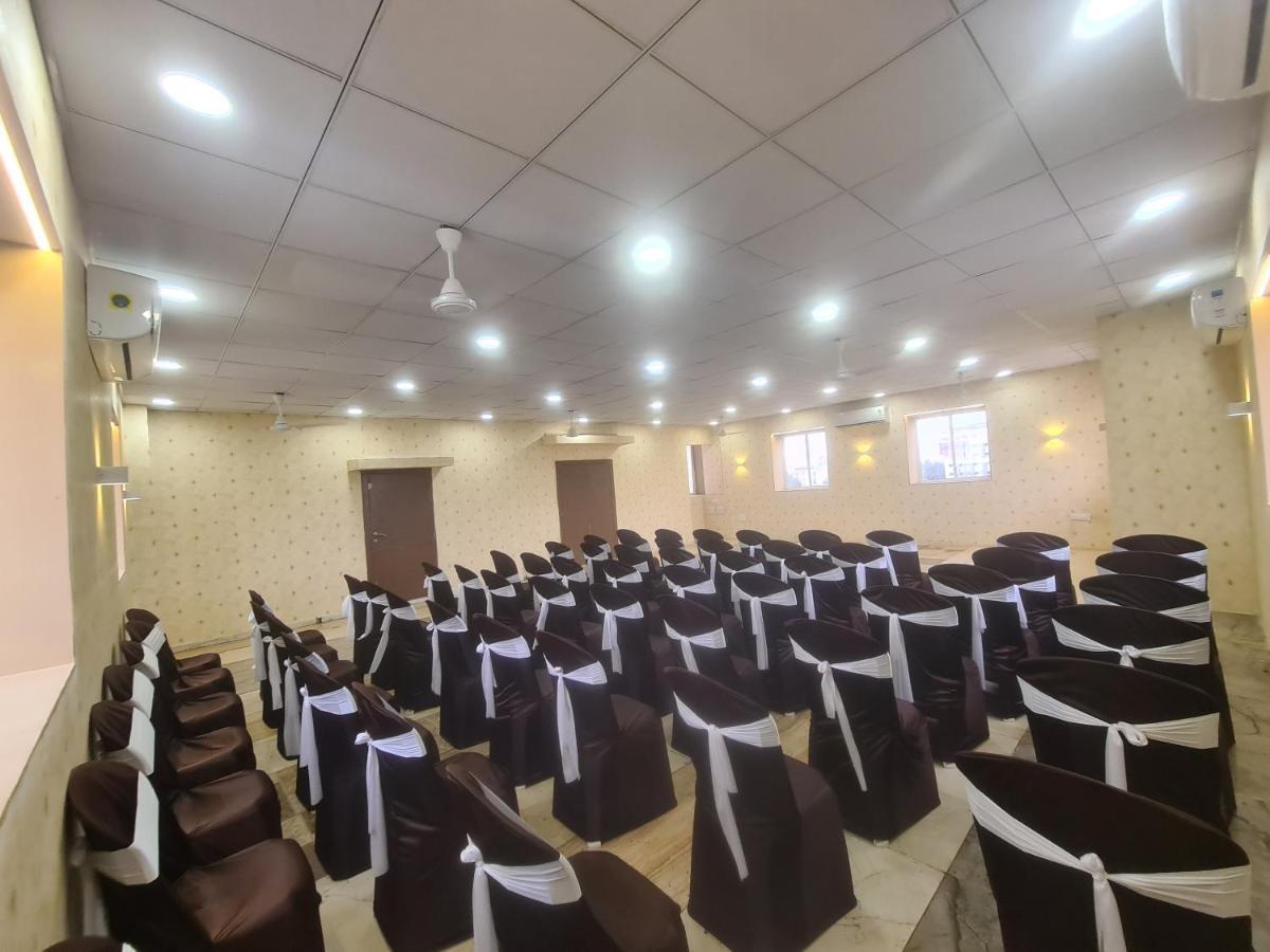 Hotel Nova Pride Rajkot Eksteriør bilde