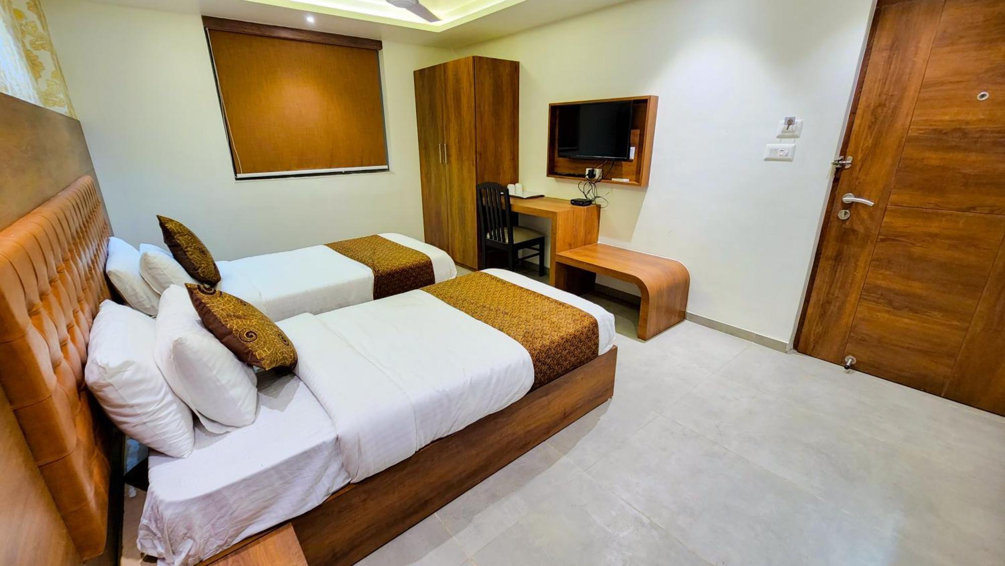 Hotel Nova Pride Rajkot Eksteriør bilde